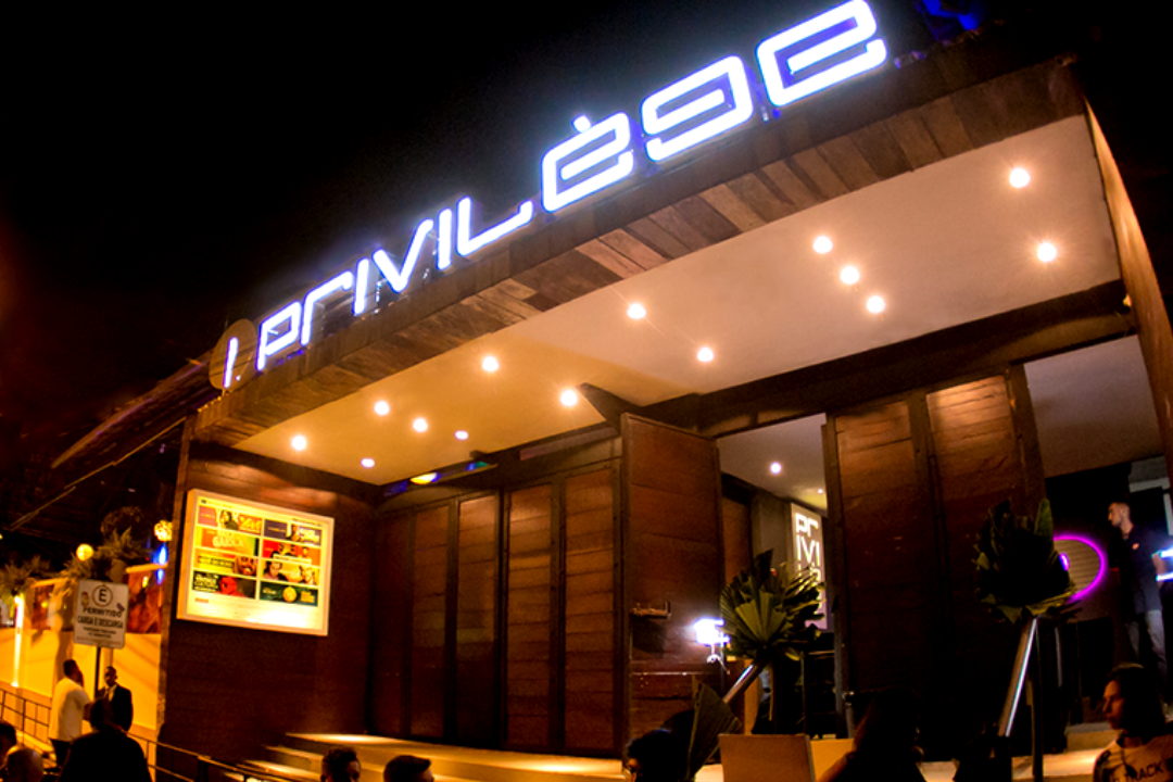 Fachada do Privilège, um dos clubs existentes na Rua das Pedras, muito frequentado por jovens e pessoas que buscam entretenimento à noite.