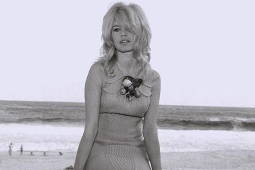 Foto da atriz Brigitte Bardot, em uma de suas passagens por Búzios e pela Rua das Pedras.