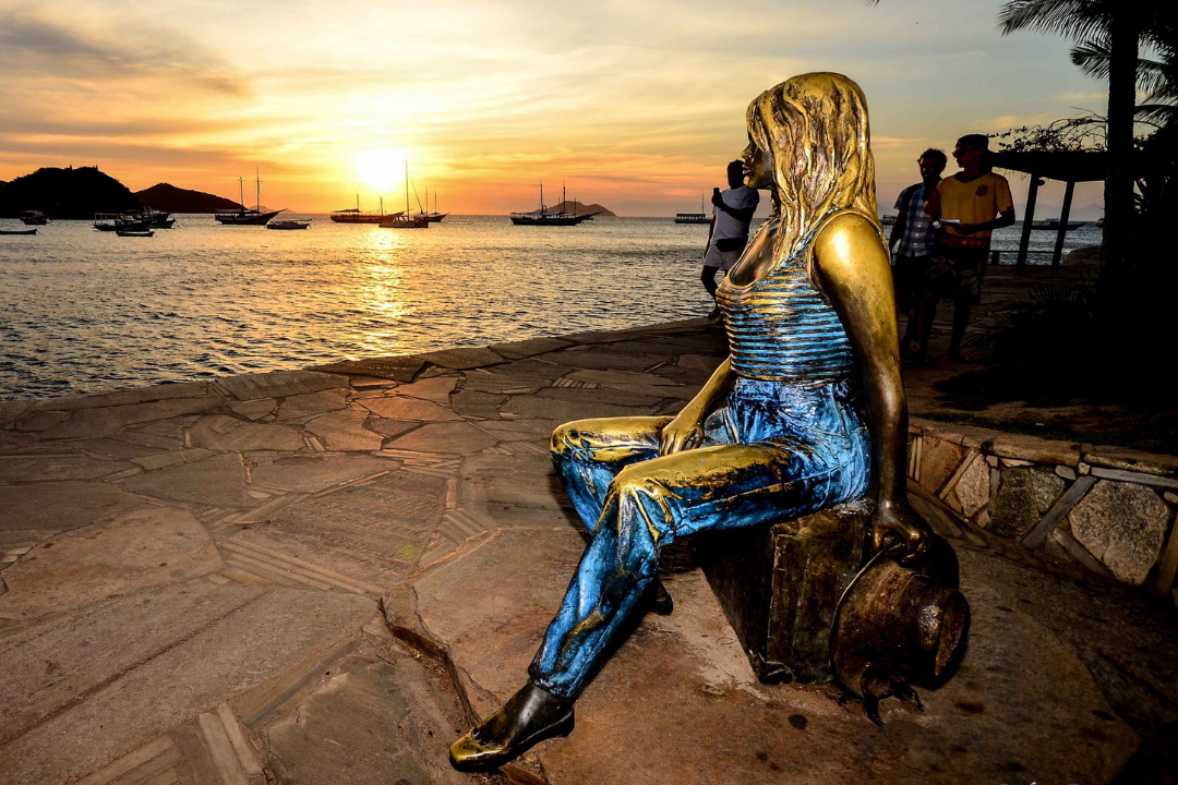 Monumento de Brigitte Bardot, que fica na Rua das Pedras. Foto com incrível pôr do sol ao fundo e embarcações, o que deixa a imagem ainda mais linda.