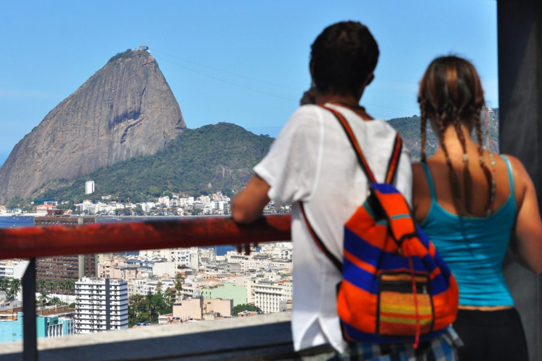 Mirante com vista para a Baía de Guanabara. Em primeiro plano, duas pessoas observam a vista.