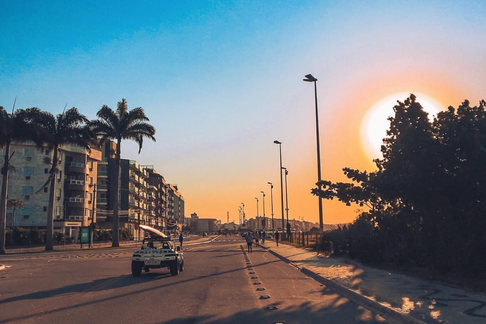 por do sol visto da avenida beira mar de cabo frio no rio de janeiro