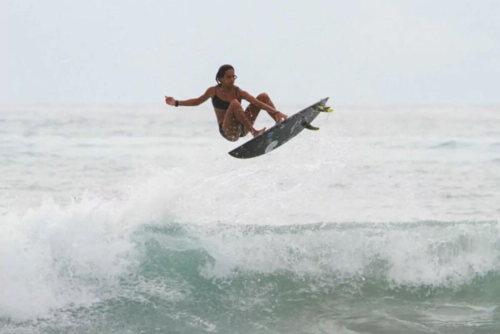 menina surfando na Região dos Lagos no RJ