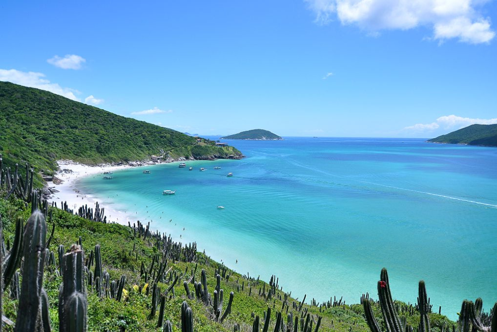 vista da praia do forno em arraial do cabo