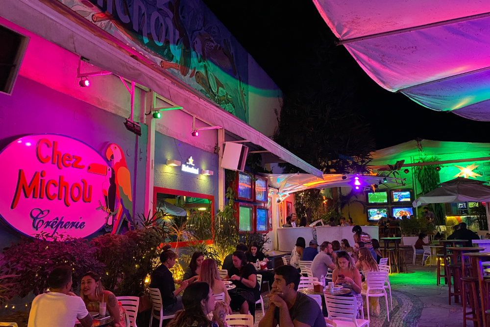 restaurante colorido em Búzios