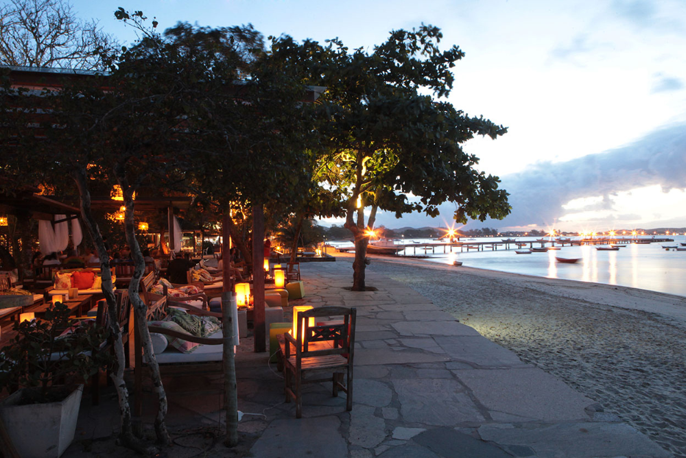 restaurante na orla de búzios no entardecer