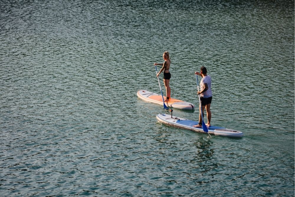 Casal fazendo stand up paddle em Búzios 