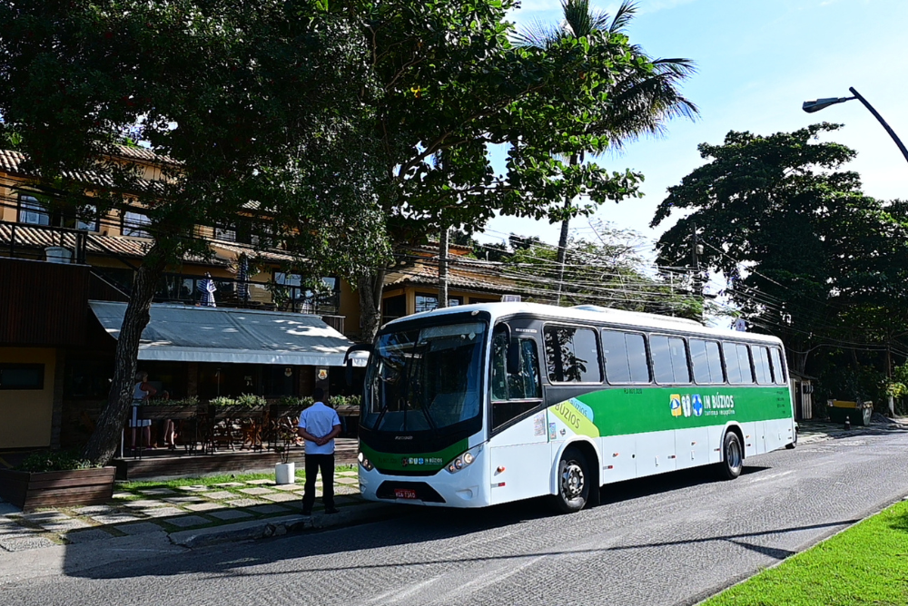 ônibus transfer da In Búzios, estacionado em uma rua de Cabo Frio - RJ