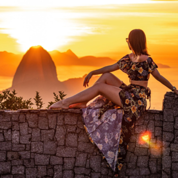 aproveitando o nascer do sol no mirante Dona Marta no Rio de janeiro